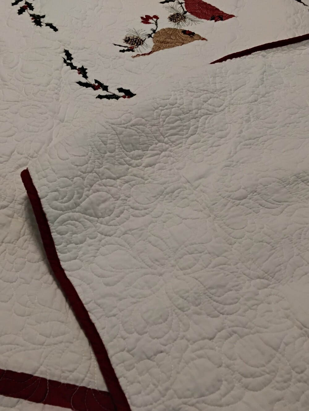 4008 Queen Size Crackerbarrel Embroidered Cardinal Greetings. 09" X 90". - Picture 12 of 15